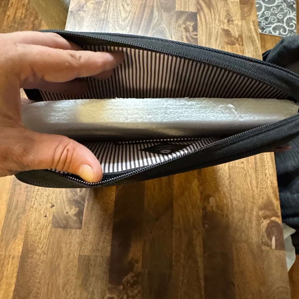 NWOT-Green Tablet Bag